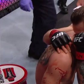 Conor McGregor svého soupeře objal.