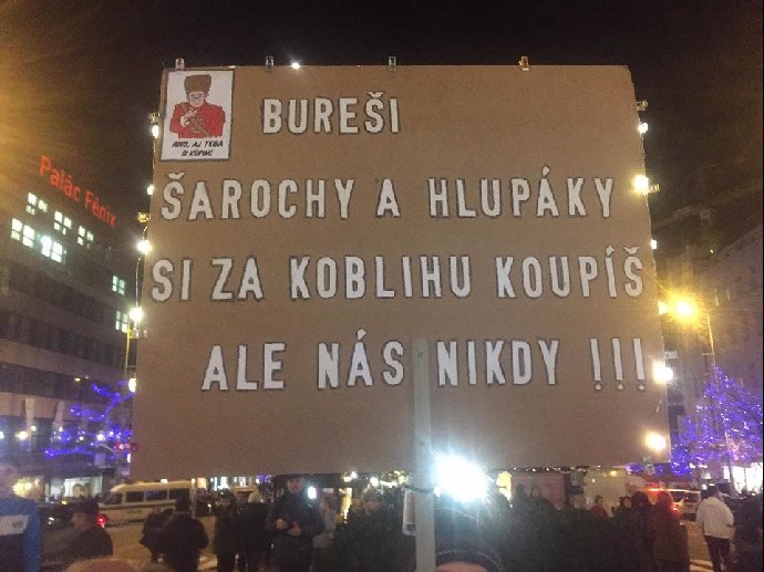 FOTO: Lidé mají spoustu transparentů. – stránka 1729
