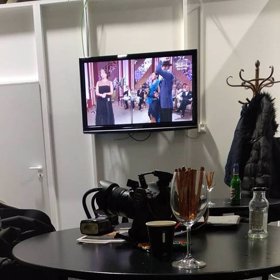 V každé šatně nechybí televize, kde je přímý přenos.