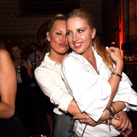 Se sestrou Yvonnou si jsou podobné.