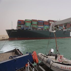 Dítě nalezl člun, patřící k trajektu, matku do nemocnice přepravil vrtulník NATO, bohužel oba lidé pád nepřežili.