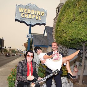 David Harbour a Lily Allen se nechali oddat v Gracelandu imitátorem Elvise Presleyho.