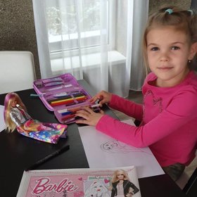 Prý by už sourozence nejraději vyndala mamince z břicha.