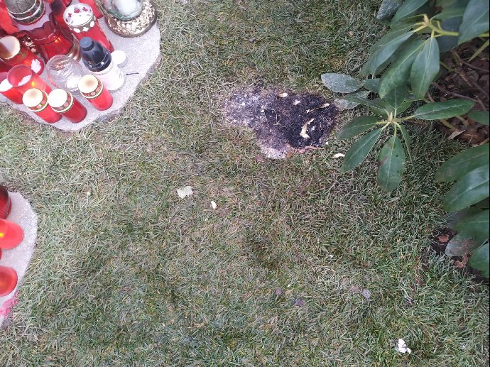 FOTO: U hrobu mistra se vznítily svíčky. – stránka 491
