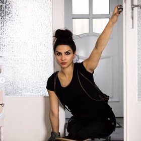 Místo vozíčku se často pohybuje na skateboardu.