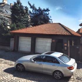 Zahrada by také potřebovala zásah zahradníka.