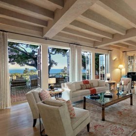 V domě je několik obývacích místností, taktéž si můžete všimnout krásného venkovního posezení