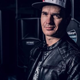 DJ Roxtar mu složil song.