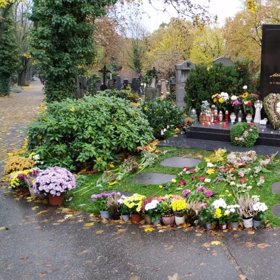 Svíčky u Karlova hrobu hoří celoročně bez přestání