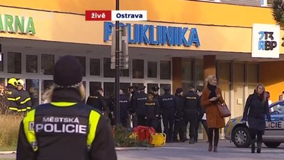 FOTO: Zatím není známo, jestli je pachatel uvnitř nebo jestli uprchl do ulic Ostravy.