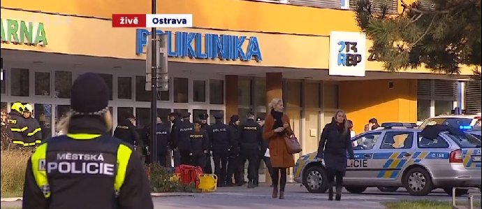 FOTO: Zatím není známo, jestli je pachatel uvnitř nebo jestli uprchl do ulic Ostravy. – stránka 65