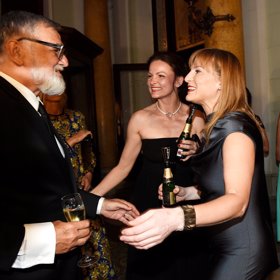 Klára Melíšková a Lenka Krobotová laškovaly s Jiřím Bartoškou.