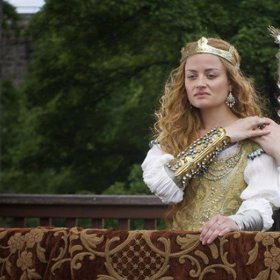 Sabina Remundová a Erika Stárková v pohádce Sedmero krkavců (2015).