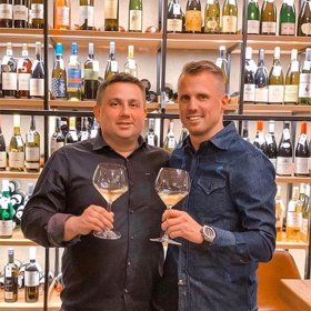 Jeho láska k alkoholu je také dobře známa.