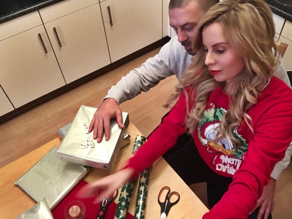 FOTO: Kateřina s Tomášem balí dárky.