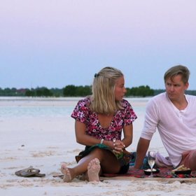 František musel spát venku na lehátku.