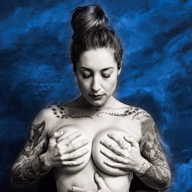 Kamu se nechala vyfotit nahoře bez.