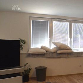 Přemkův obývák je moderně zařízený.