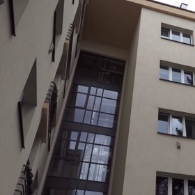 V této bytovce v pražských Nuslích prožil Tomáš Holý většinu života.