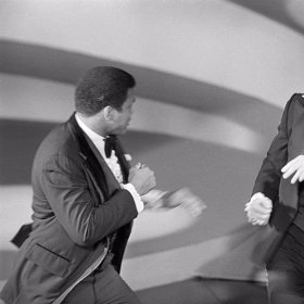 Muhammad Ali a Sylvester Stallone se spolu boxují během předávání, kdy Sylvester byl pozván jako jeden z otevíračů obálky.