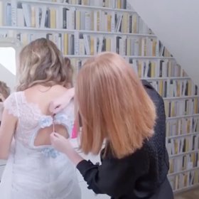 V ní se oblékla do svatebních šatů.