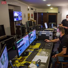 V zákulisí byla vidět hromada přenosové techniky.