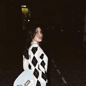 Amy zachycena na snímku v baru.