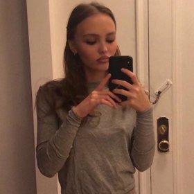 Lily Rose je pořád štíhlá, ale už ne vychrtlá.