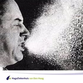 Mezi sebou musí lidé dodržovat odstup metr a půl.