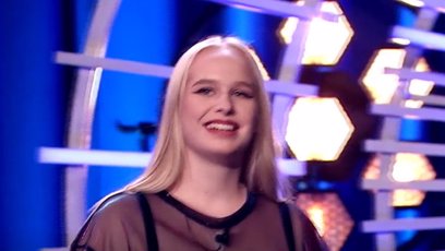 FOTO: Výstřih ale nestačí. Je třeba dokázat, že umí slečna zpívat.