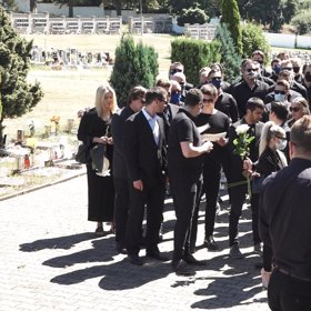 Na pohřeb dorazily desítky lidí.