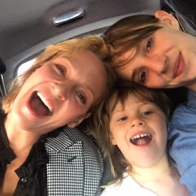 Nejstarší dcera jako by jí z oka vypadla.