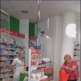 Paní, která přišla po Vlastě W. se roušku jala ihned hledat a nasadit.