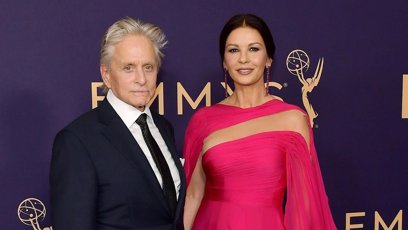 FOTO: Takhle to slušelo Catherine Zeta-Jones a Michaelu Douglasovi při vyhlašování cen Emmy na konci září roku 2020.