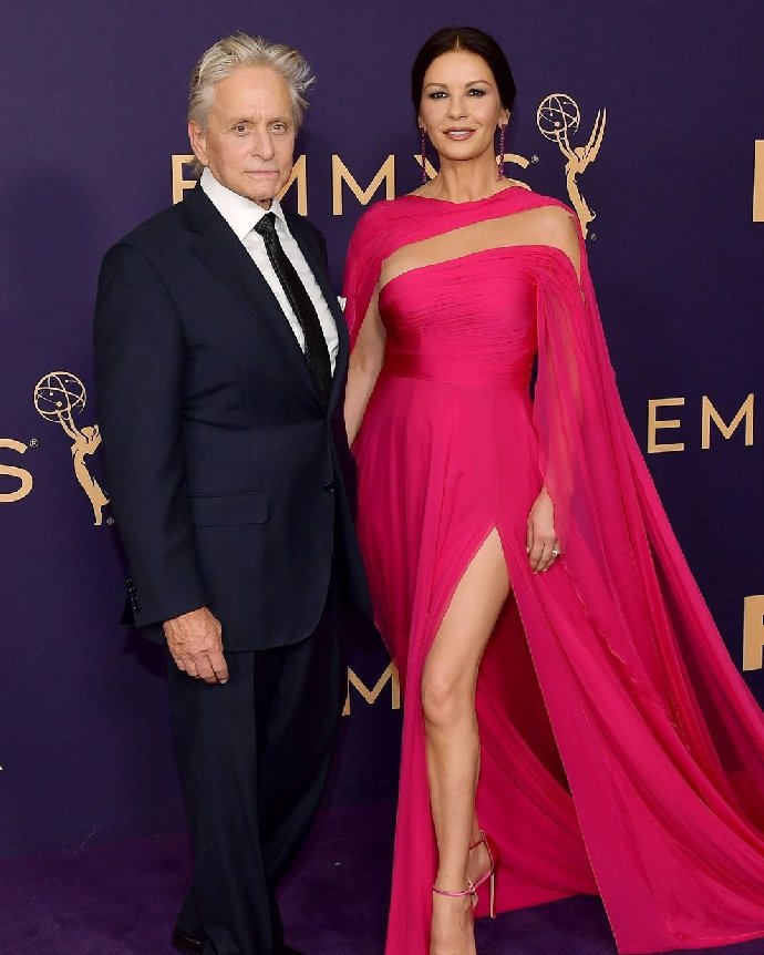 FOTO: Takhle to slušelo Catherine Zeta-Jones a Michaelu Douglasovi při vyhlašování cen Emmy na konci září roku 2020. – stránka 124