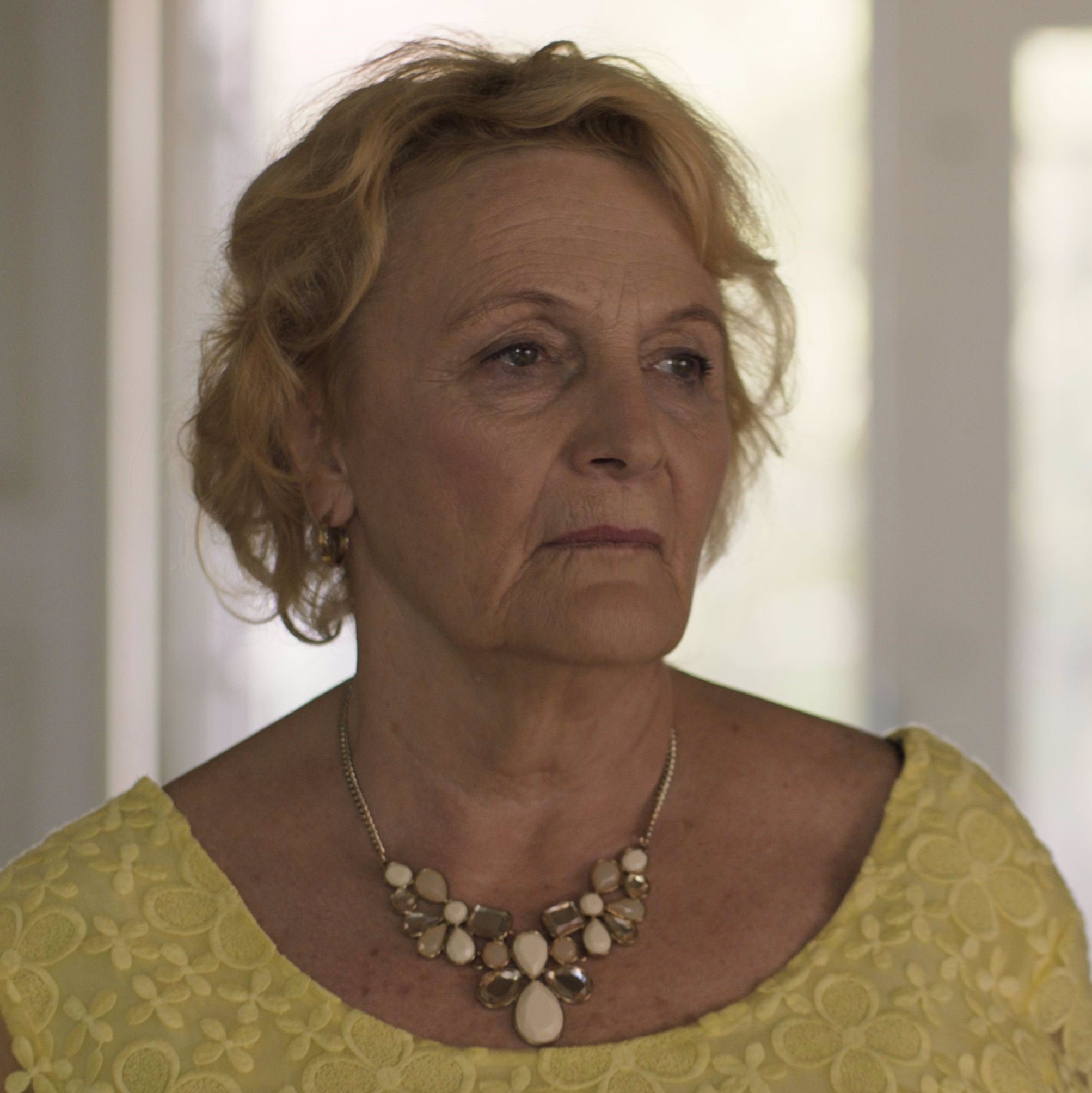 Regina Rázlová jako Dorota ve snímku Žáby bez jazyka (2020).
