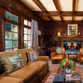 Dům má sedm ložnic, obývák, jídelnu a také knihovnu.