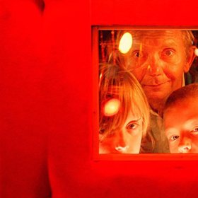 Ve scéně z tržnice se v pozadí mihne plakát k hitu Terminátor 2, který měl v Československu premiéru v březnu 1992.