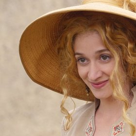 Otřesnější paruku nemohli zvolit. Chudák herečka.