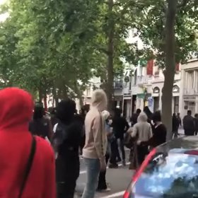 Zničili drahé značkové obchody.