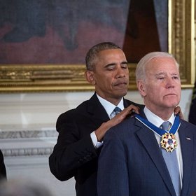 Biden měl v roce 2017 bílé vlasy, přesto po pleši není ani památky.