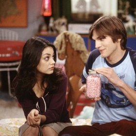 Ashton s Milou se poznali v mládí během natáčení seriálu Zlatá sedmdesátá.