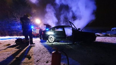 FOTO: Driftování na Pardubicku mělo pro řidiče BMW nebezpečný konec. Motor totiž začal hořet a z vozidla nenechal skoro nic. Automobil byl celý v plamenech už při příjezdu hasičů. K nehodě došlo 8. února večer.