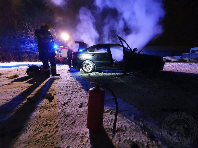 FOTO: Driftování na Pardubicku mělo pro řidiče BMW nebezpečný konec. Motor totiž začal hořet a z vozidla nenechal skoro nic. Automobil byl celý v plamenech už při příjezdu hasičů. K nehodě došlo 8. února večer. – stránka 397