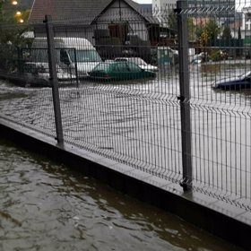 Voda se valí všude kolem.