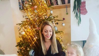 FOTO: Agáta Hanychová u vánočního stromečku s dcerou Miou.