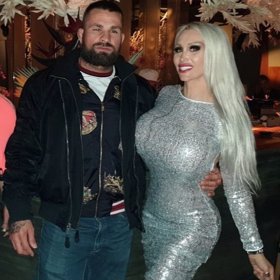 Karlos má rád velké hrudníky...