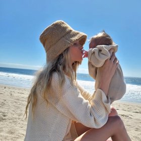 S dcerou na pláži.