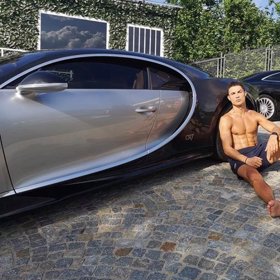 Cristiano Ronaldo má pěknou sbírku aut včetně Bugatti Chiron, několika Ferrari a také Rolls-Royce.