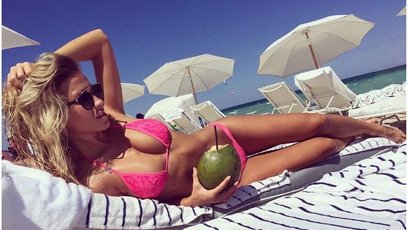 FOTO: Tři kokosy na písku.